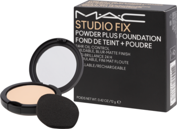 Otwarty podkład MAC Studio Fix Powder Plus Foundation w kompakcie z beżowym pudrem, czarną gąbką i pudełkiem.