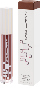 Brązowy błyszczyk MAC Lipglass w przezroczystej tubce obok białego kartonika z brązową górą, widok z przodu.