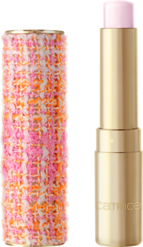 Różowy balsam do ust Catrice w złotej sztyfcie z tweedową nasadką obok. Widok z przodu, lekko otwarta.