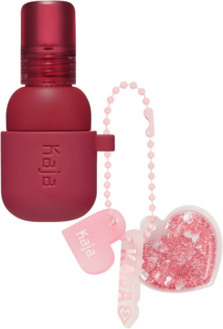 Kaja Jelly Charm Squeeze Guava, bordo pomadka i róż 2w1 z różowymi sercami i breloczkami Kaja.