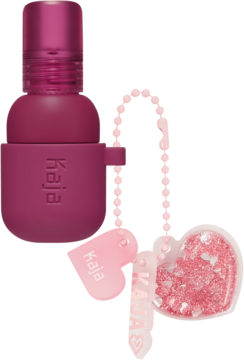 Magentowa pomadka i róż Kaja Jelly Charm Berry Colada, z różowym breloczkiem i brokatowym sercem.