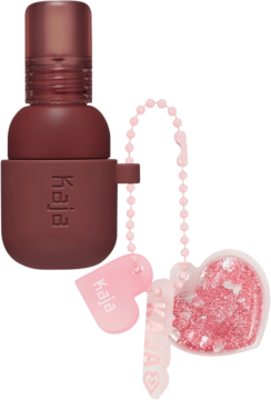 Kaja Jelly Charm róż i pomadka Mocha Glaze. Ciemnobrązowy tint do ust i policzków z różowym brelokiem w kształcie serca.
