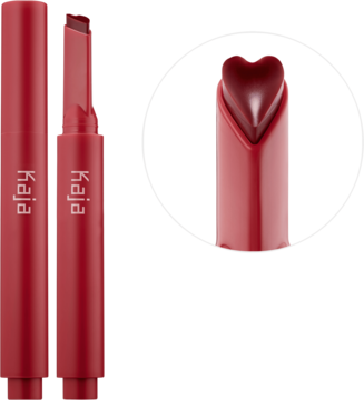 Czerwony błyszczyk Kaja Heart Melter w sztyfcie, widok z dwoma opakowaniami: zamkniętym i otwartym z sercowatą końcówką.