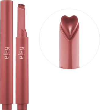 Dwa błyszczyki Kaja Heart Melter Hunny Bun w sztyfcie, widok z bliska sercowatego aplikatora.