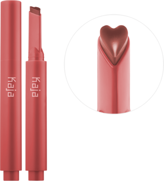 Kaja Heart Melter, błyszczyk w sztyfcie Crazy 4U, widok dwóch: jeden zamknięty, drugi z sercowatym sztyftem.