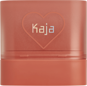 Kaja Dewy Bar Cranberry Cooler, kompaktowy balsam do ust i policzków, brzoskwiniowy z logo Kaja w sercu.