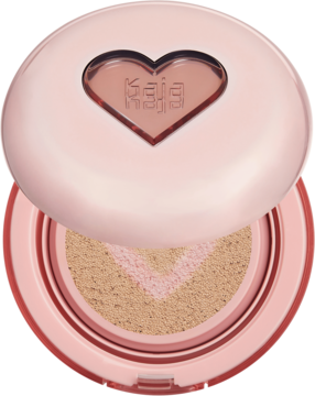 Kaja Soft Blur Cushion Foundation 2C Fair, otwarty różowy kompakt z sercem i logo Kaja, widoczny beżowy wegański podkład.