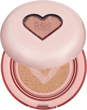 Różowy otwarty wegański podkład cushion Kaja Soft Blur, średnie krycie, półmatowe wykończenie, serce na wieku.