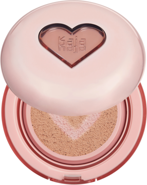 Otwarty podkład cushion Kaja Soft Blur Foundation w różowej kasetce, z widoczną gąbką i sercem.