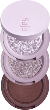 Kaja Beauty Bento Taro Bubble Tea eyeshadow trio. Pionowo ułożone trzy cienie: jasny brokat, połyskujący i brązowy.