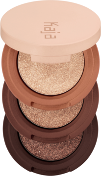 Kaja Beauty Bento Toasted Caramel. Trzy brązowe cienie w piętrowym kompakcie, widok z przodu, logo na wieczku.