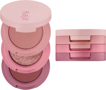 Kaja Beauty Bento Trio Glowing Guava: różowe, piętrowe cienie do powiek, obok inne zestawy kolorystyczne.
