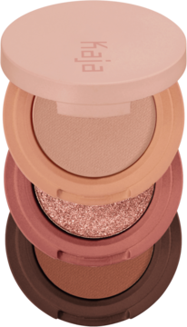 Kaja Beauty Bento trio cieni Spiked Ginger. Stackowane, otwarte, okrągłe cienie: jasny beż, brokat różowe złoto, matowy brąz.