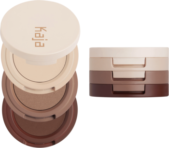 Kaja Beauty Bento trio cieni Neutral Moment. Dwa piętrowe zestawy beżowo-brązowych cieni, jeden otwarty z góry.