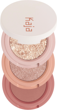Kaja Beauty Bento Peach Madeline, stacked trio cieni: jasny, różowy shimmer i matowy brzoskwiniowy.