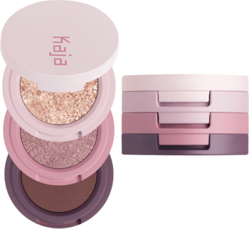 Kaja Beauty Bento Mauve Bouquet: otwarte i zamknięte, piętrowe trio cieni do powiek na różowo-beżowym tle.