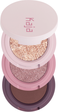 Kaja Beauty Bento Trio Mauve Bouquet, trzy okrągłe cienie: róż, fiolet i brąz, błyszczące i matowe, w stosie.