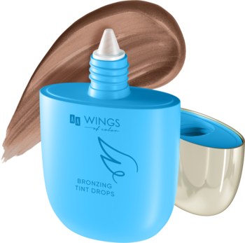 Jasnoniebieska butelka AA Wings Bronzing Tint Drops, brązujący tint do twarzy, z otwartym aplikatorem na tle smugi.