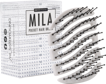 MILA Pocket Sister Young NV: białe pudełko i kompaktowa mini szczotka z nylonowymi szpilkami, widok pod kątem.