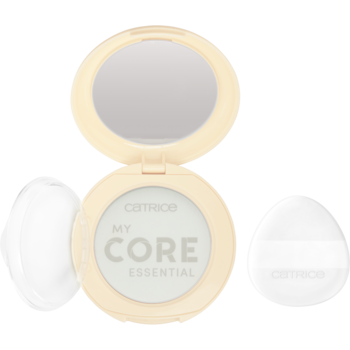 Catrice My Core Essential, jasny puder w otwartym beżowym kompakcie, obok dwa białe puszek do makijażu.