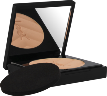 Kompaktowy puder matujący YSL z lusterkiem i gąbką, otwarty, beżowy odcień, na ciemnym tle.