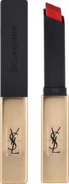 Dwie czerwone szminki YSL w złoto-czarnej, smukłej obudowie: jedna zamknięta, druga z wysuniętym sztyftem.