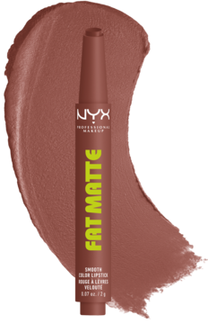 NYX Fat Matte, brązowa matowa pomadka w kredce z zielonym napisem, na tle matowej smugi koloru taupe.