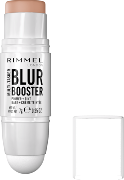 Biały sztyft Rimmel Multi-Tasker Blur Booster (7g) z beżowym tintem, widok pod kątem na brązowym tle.