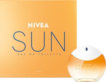 Perfumy NIVEA SUN Eau de Toilette w okrągłej, pomarańczowo-białej butelce obok pomarańczowego kartonu. Widok z przodu.