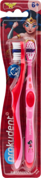 Zestaw dwóch szczoteczek Prokudent Wonder Woman dla dzieci 6+, czerwona i różowa, widok z przodu.