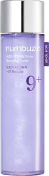 Liliowy rozświetlający tonik Numbuzin No.9 NAD+ PDRN w butelce ze srebrną nakrętką, widok z przodu.