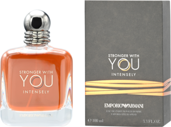 Giorgio Armani Stronger With You Intensely, bursztynowa butelka wody perfumowanej obok szarego pudełka z złotymi liniami.