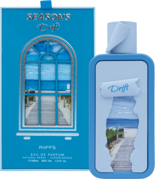 Perfumy RiFFS Seasons Drift. Błękitne pudełko i butelka z motywem morza i drewnianej kładki, widok z przodu.