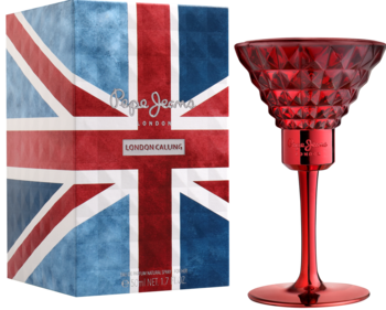 Zestaw perfum Pepe Jeans London Calling: pudełko z flagą Union Jack i czerwona butelka w kształcie kielicha.