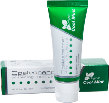 Opalescence Whitening Toothpaste Original Cool Mint: zielono-biała tubka wybielającej pasty i pudełko, ujęcie z boku.