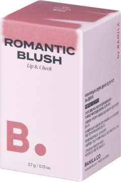 Jasnoróżowe pudełko Banila Co Romantic Blush Lip & Cheek. Róż w sztyfcie, widok z przodu z paskiem, logo B.