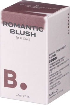 Róż w sztyfcie Banila Co Romantic Blush Toffee Chocolate, białe pudełko z brązowymi napisami, widok pod lekkim kątem.