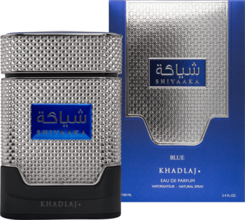 Perfumy Shiyaaka Blue Khadlaj: srebrny flakon z reliefową teksturą i dopasowane niebieskie pudełko, obok siebie.