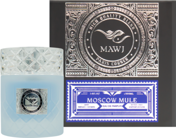 Butelka perfum Moscow Mule Eau de Parfum, szroniona, z teksturowaną zakrętką. Obok srebrna etykieta MAWJ i niebieska etykieta.