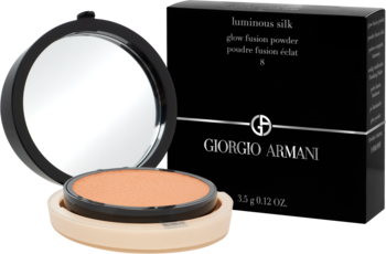 Giorgio Armani Luminous Silk Glow Fusion Powder. Otwarty czarny kompakt z beżowym pudrem, lusterkiem i pudełkiem.