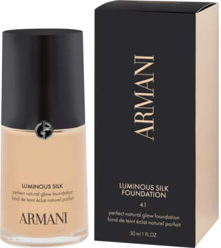 Beżowy podkład Armani Luminous Silk 4.1 w szklanej butelce z czarną nakrętką, obok czarne pudełko. Widok z przodu.