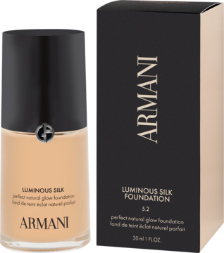 Podkład Giorgio Armani Luminous Silk, odcień 5.2, w szklanej butelce i czarnym kartoniku. Zapewnia naturalny blask, widok z przodu.