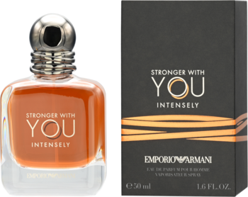 Emporio Armani Stronger With You Intensely: bursztynowy perfum w butelce i ciemne pudełko ze złoceniami, widok z przodu.