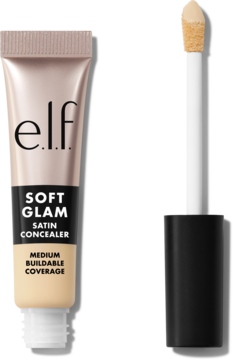 Beżowy korektor e.l.f. Soft Glam Satin w tubce z różowo-złotym akcentem, obok aplikator, widok z przodu.