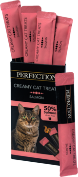 Perfection Creamy Cat Treats Salmon, czarne opakowanie z tabby kotem i wystającymi różowymi saszetkami smakołyków.