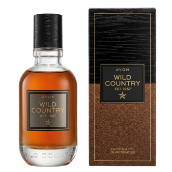 Avon Wild Country męska woda toaletowa: szklana butelka z bursztynowym płynem i brązowe teksturowane pudełko. Widok z przodu.