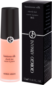 Giorgio Armani Luminous Silk Cheek Tint 50.5 w matowej bladoróżowej butelce obok czarnego kartonika.