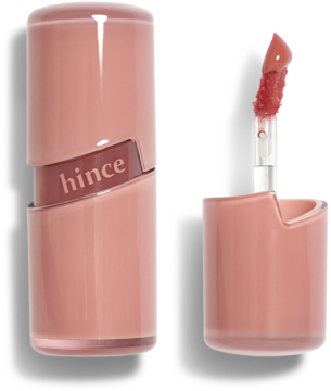 Żelowy tint Hince w pastelowym różu, obok otwartego opakowania z wysuniętym, połyskującym aplikatorem.