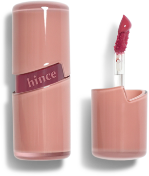 Pudroworóżowy żelowy tint Hince o naturalnym połysku. Otwarta tubka z aplikatorem i błyszczącym, różanym kolorem.
