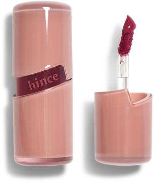 Hince żelowy tint do ust w brudnoróżowej tubce, otwarty, widoczny aplikator z głębokim odcieniem śliwki.